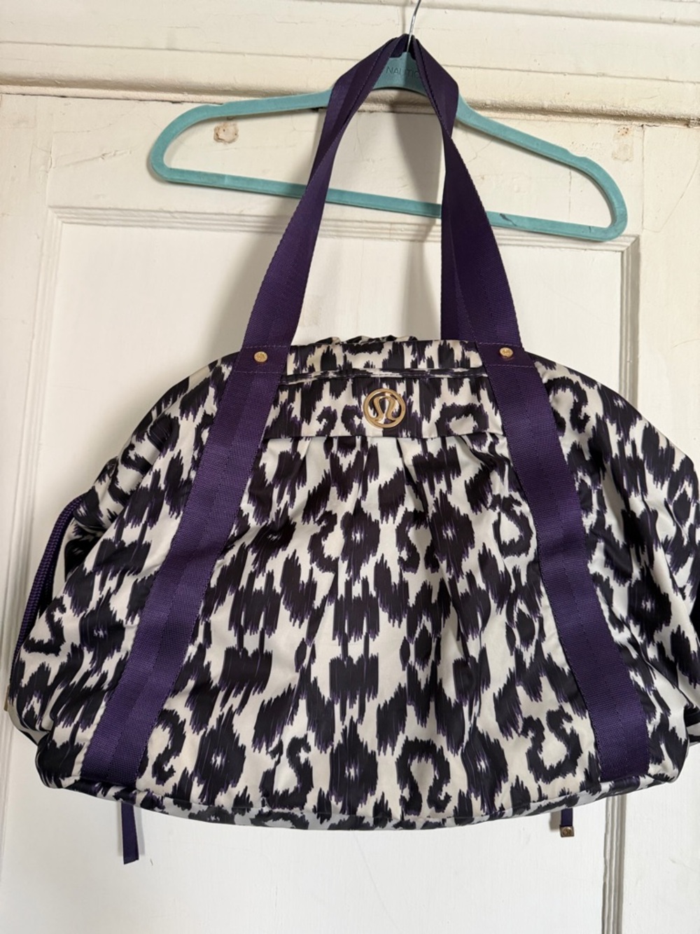 Lululemon Athletica Effortless 
Bag